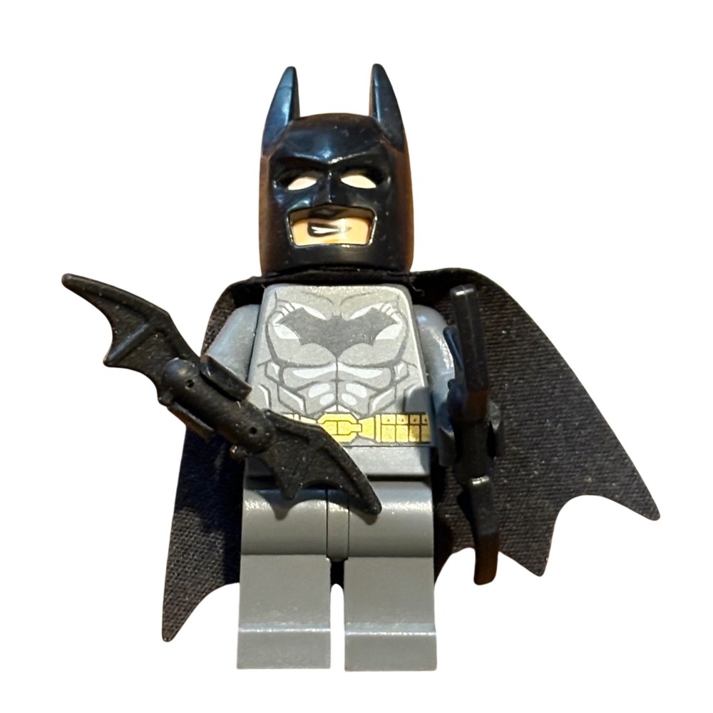 LEGO DC Super Heroes Batman Minifigure Grey Suit Batarangs Cape 2 Expressions